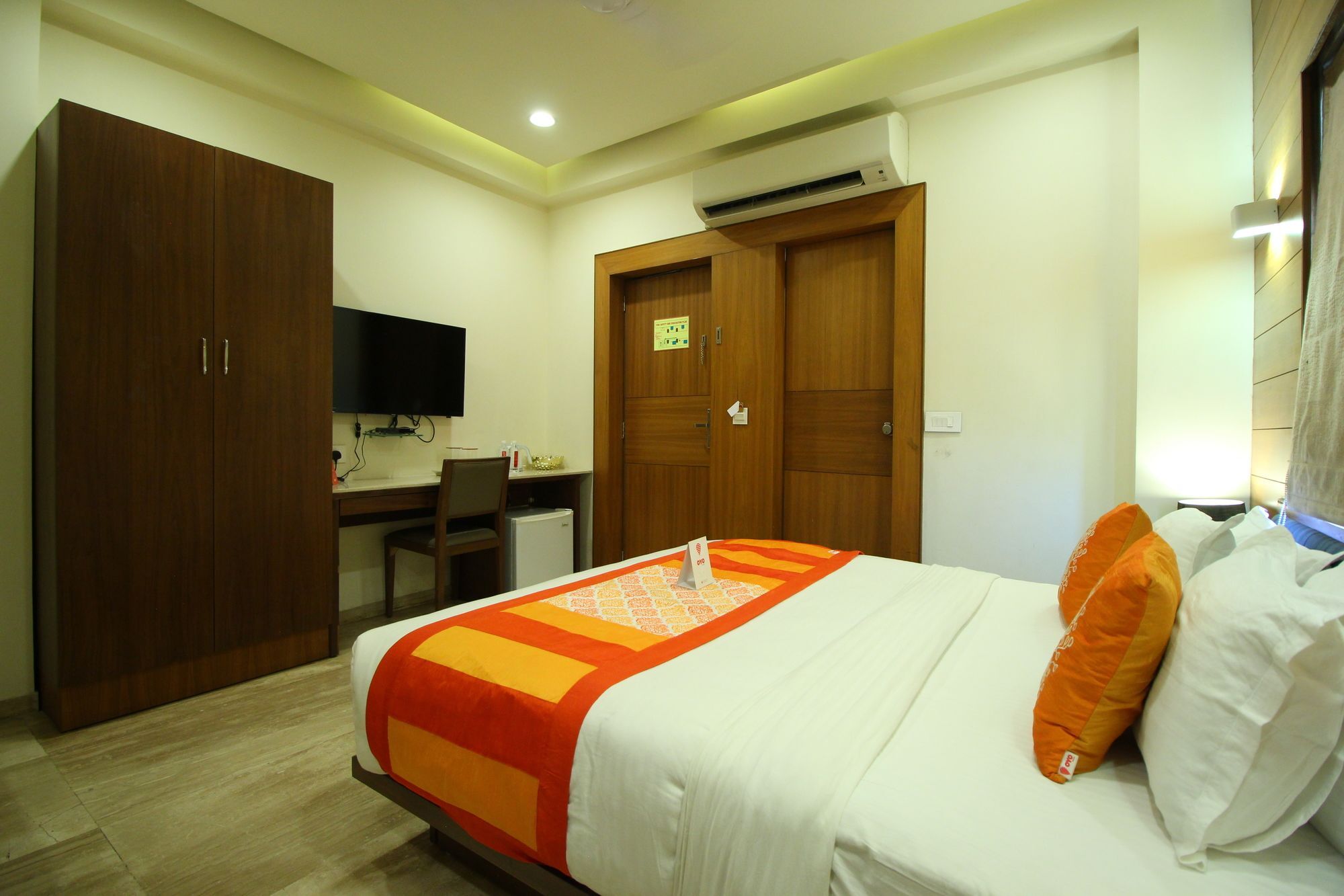 Oyo 8992 Hotel Kyra Ахмедабад Екстериор снимка