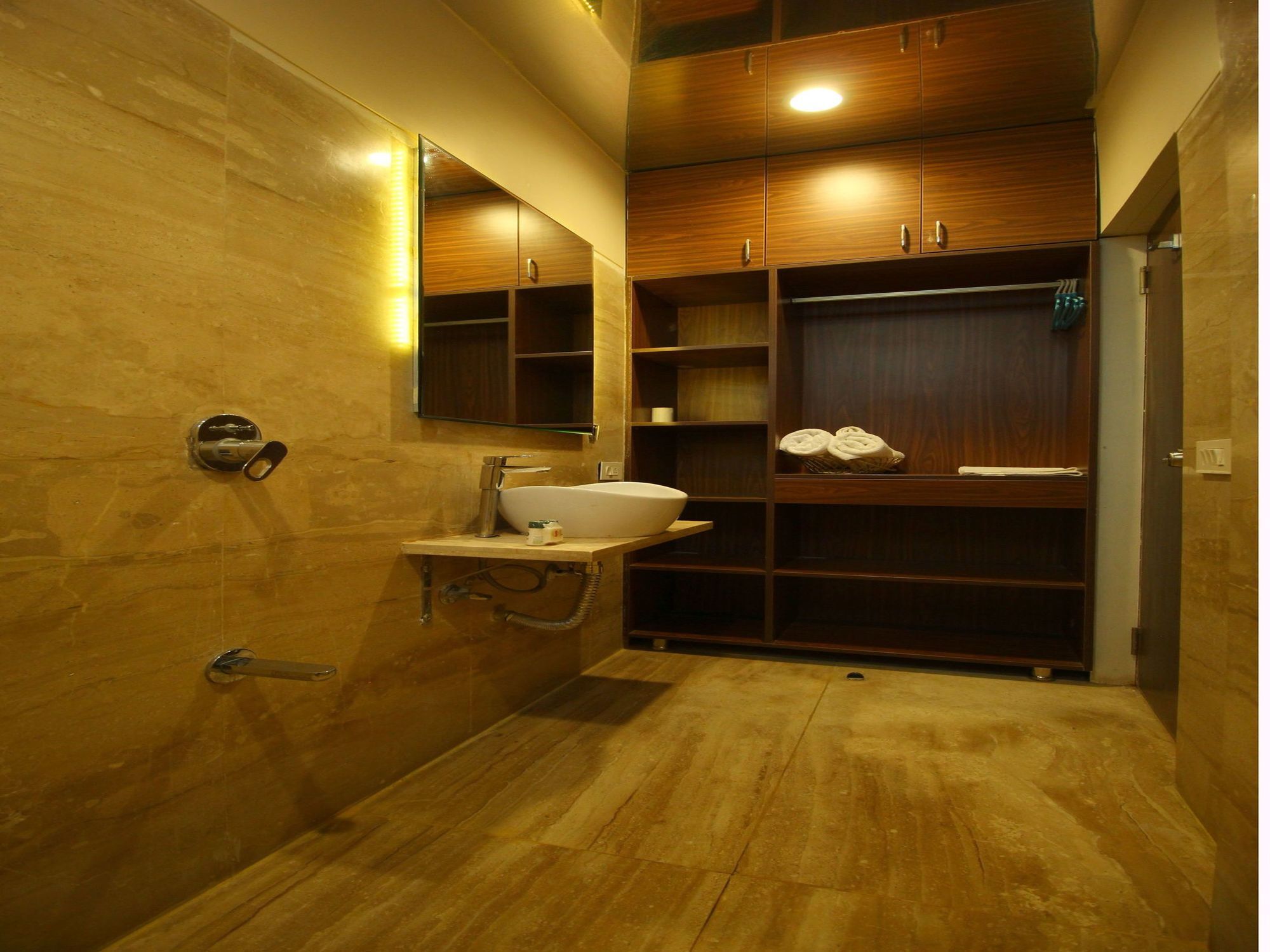 Oyo 8992 Hotel Kyra Ахмедабад Екстериор снимка