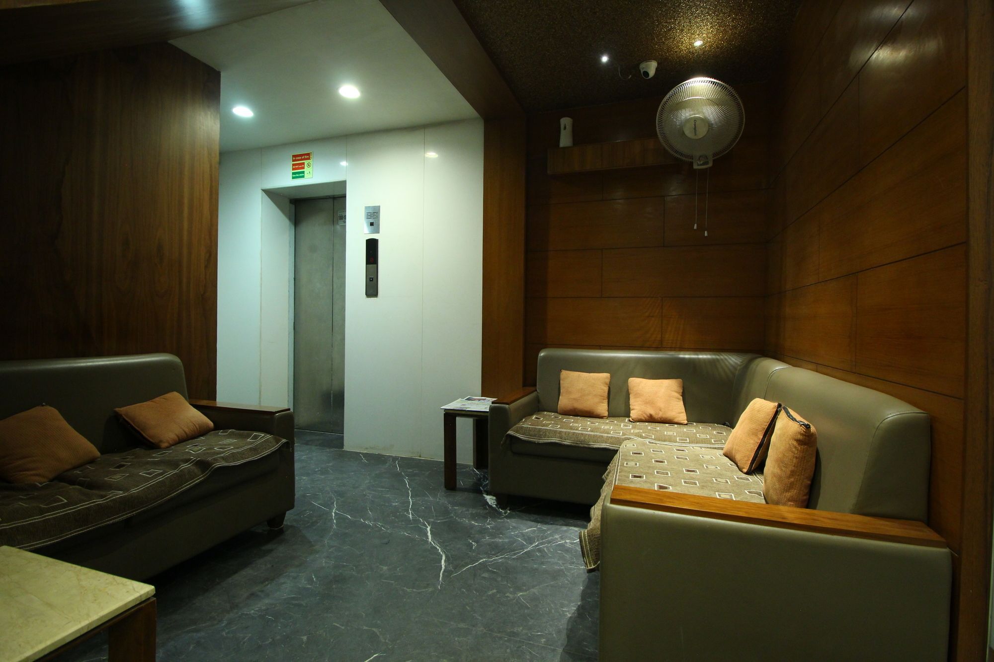 Oyo 8992 Hotel Kyra Ахмедабад Екстериор снимка