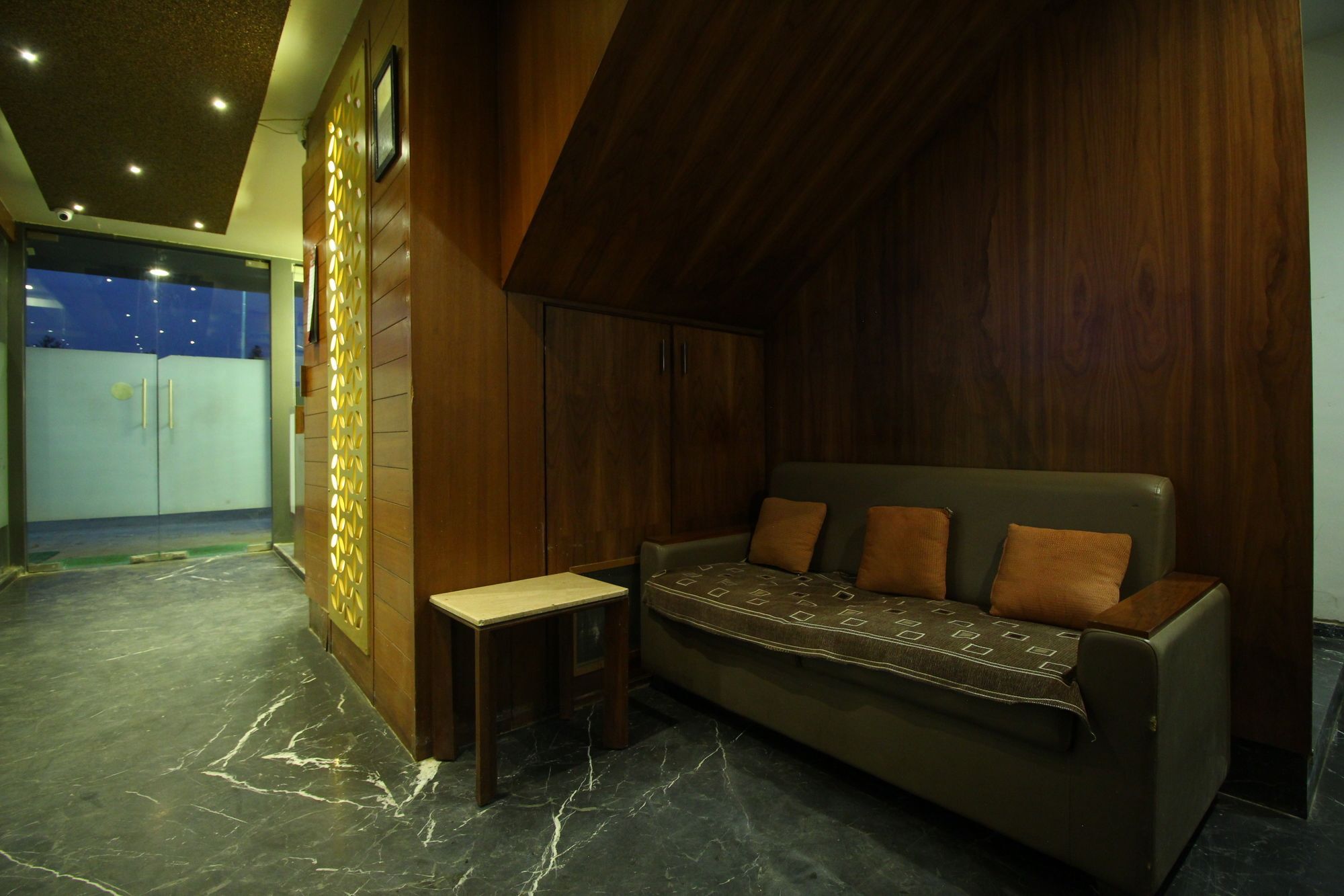 Oyo 8992 Hotel Kyra Ахмедабад Екстериор снимка