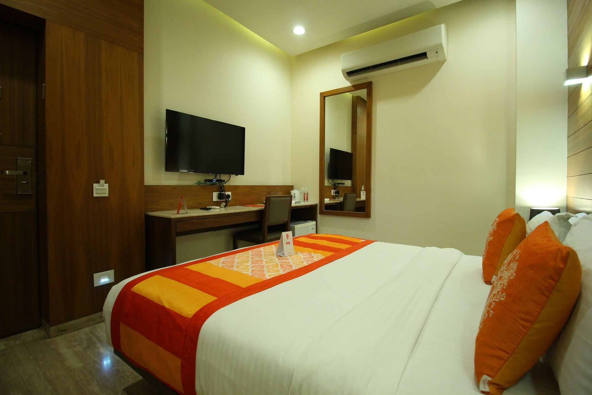 Oyo 8992 Hotel Kyra Ахмедабад Екстериор снимка