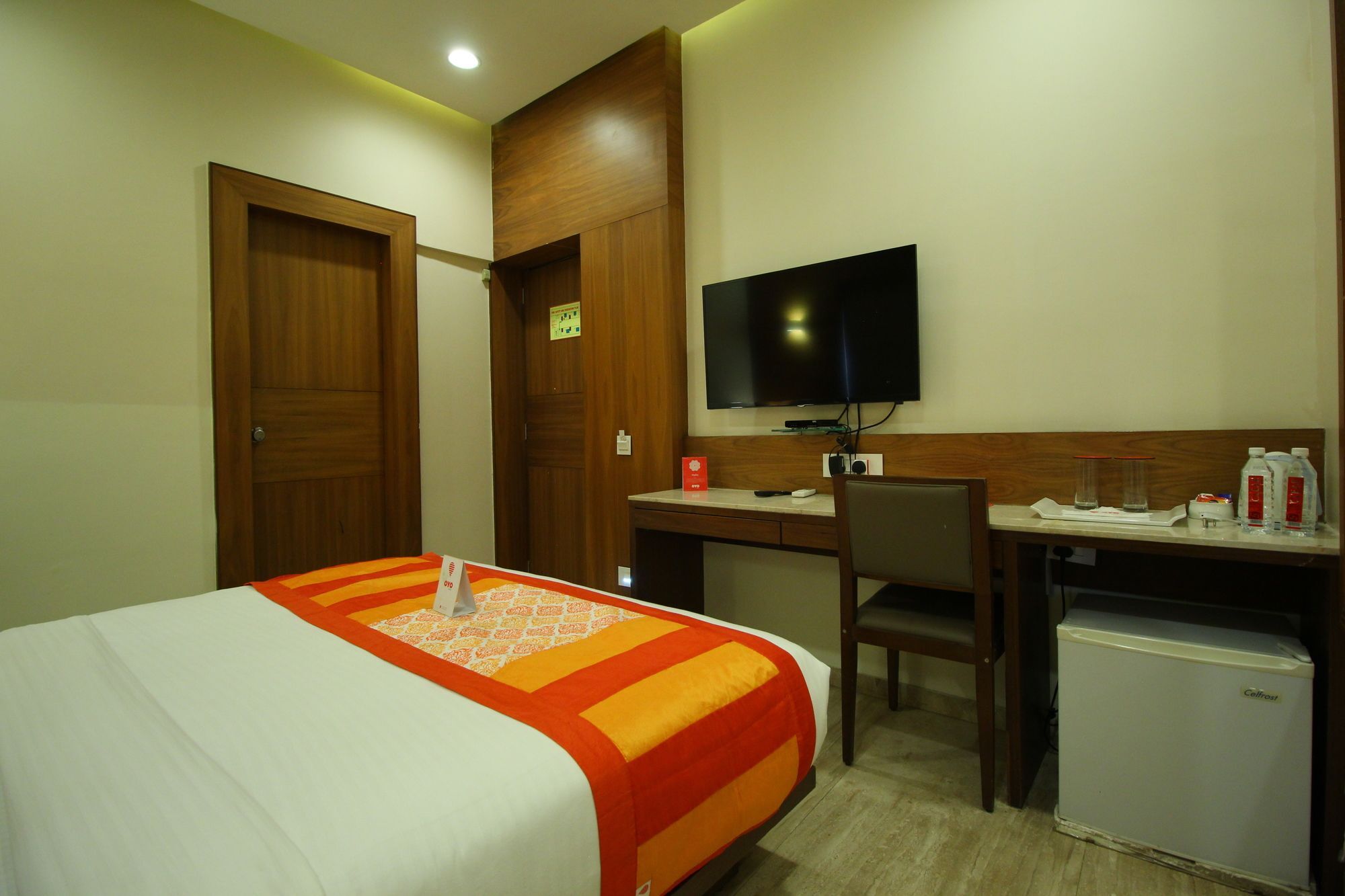 Oyo 8992 Hotel Kyra Ахмедабад Екстериор снимка